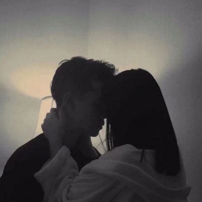 接吻情头污一点的 情侣头像真人一人一半接吻图片