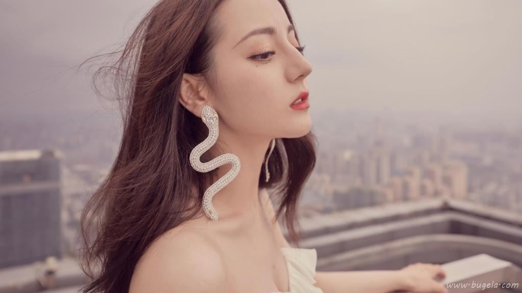 迪丽热巴性感白色长裙优雅写真图片