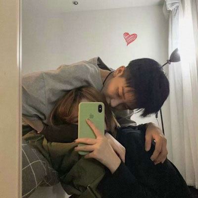 接吻情头污一点的 情侣头像真人一人一半接吻图片