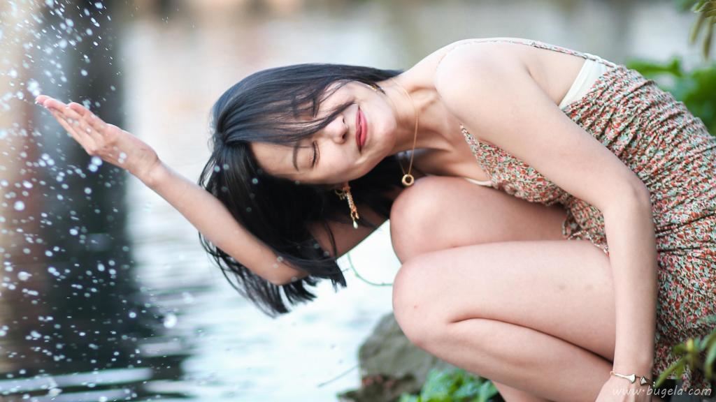 短发美女吊带图片