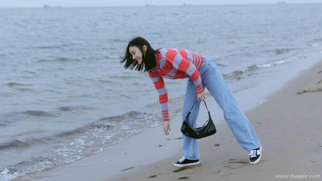 袁姗姗秋日海边元气写真图片