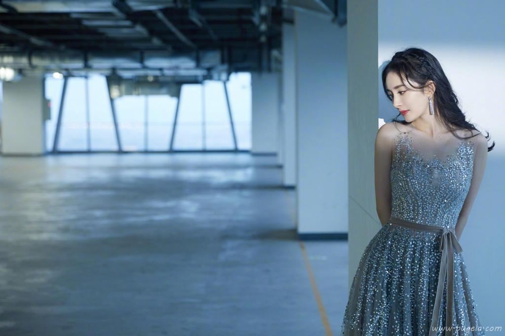 杨幂裸色闪钻长裙礼服写真图片