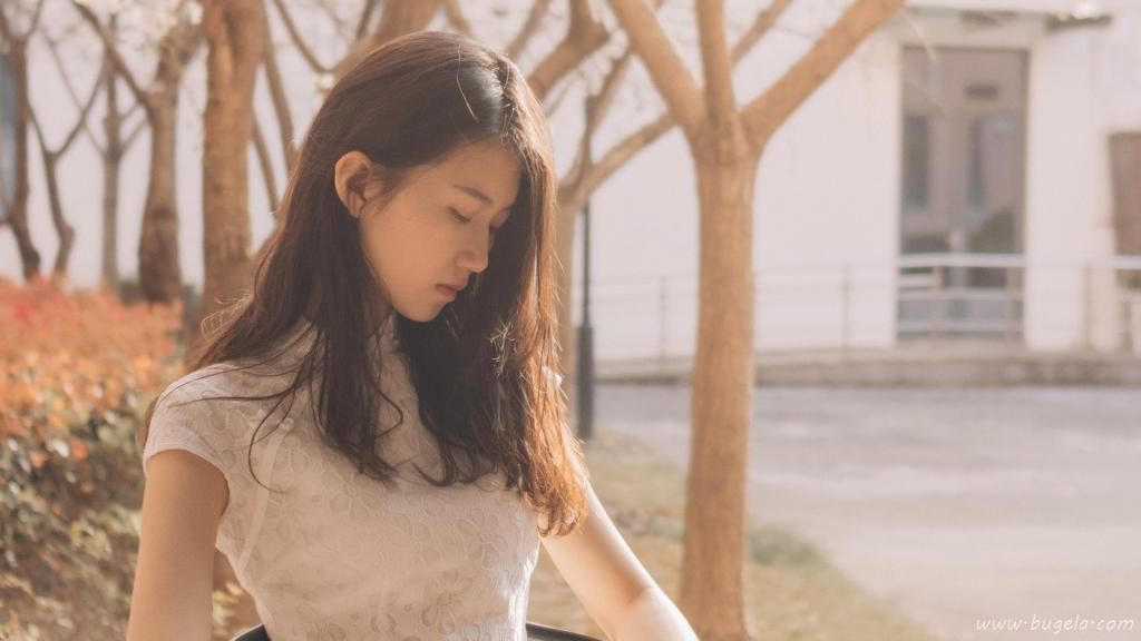 知性优雅美女户外图片