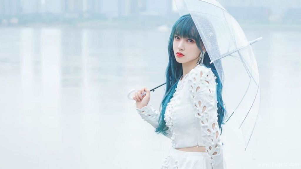 程潇蓝发白裙唯美清新写真图片