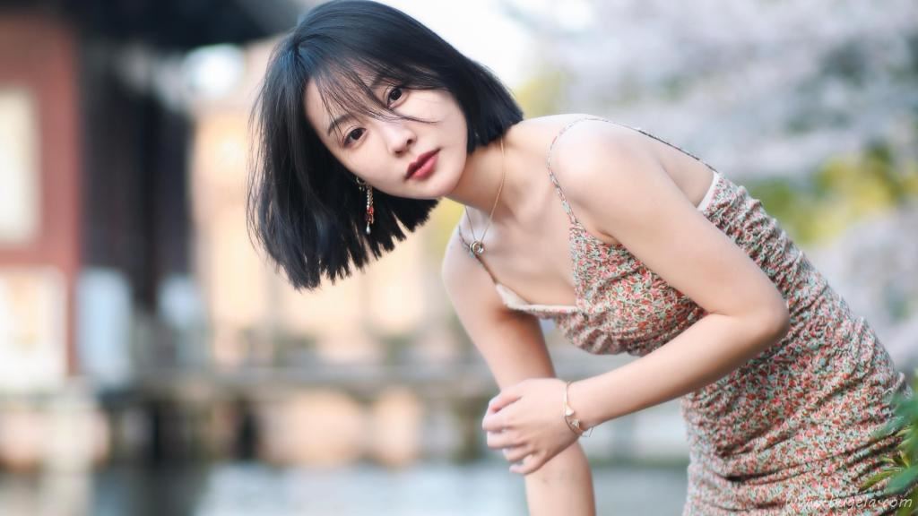 短发美女吊带图片