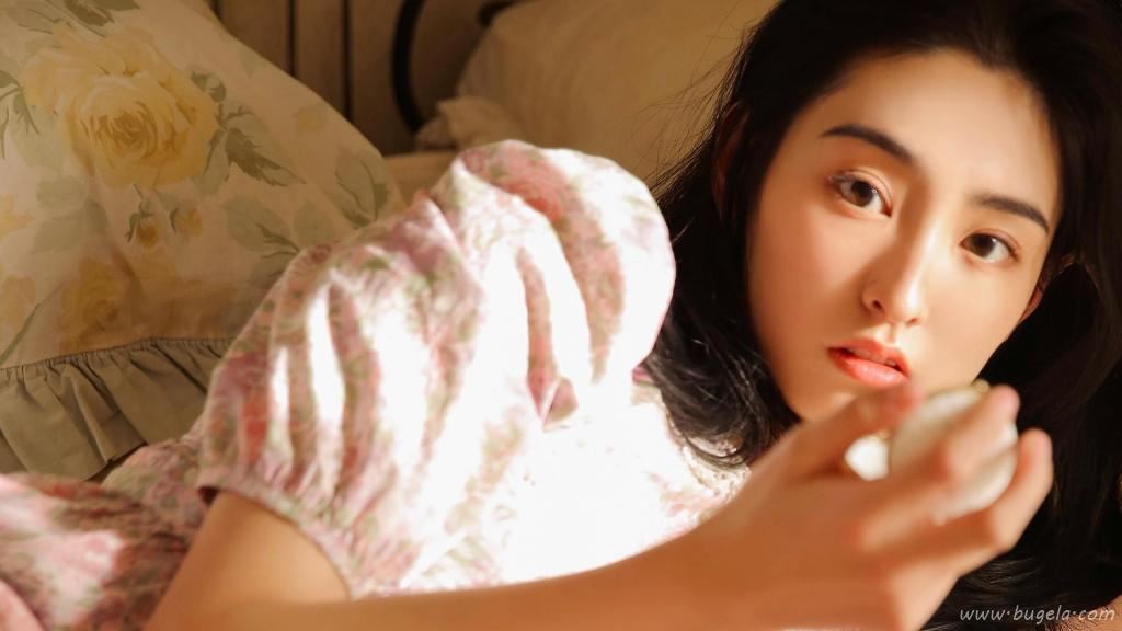 妩媚的迷人美女图片