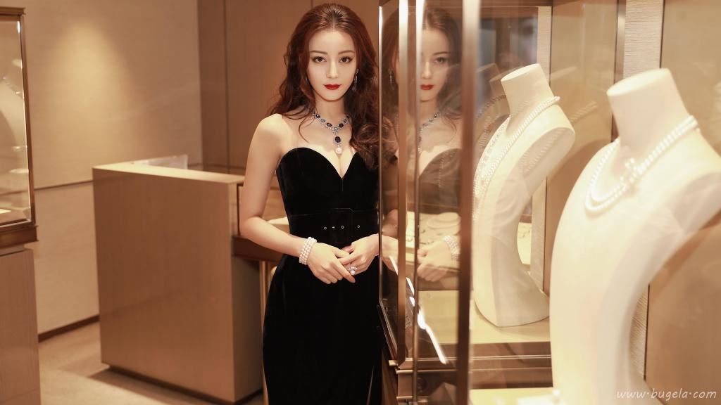 迪丽热巴黑色深V抹胸长裙性感写真图片