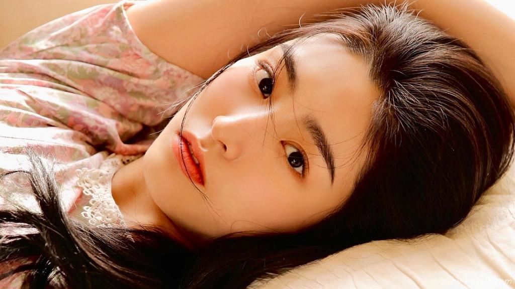 妩媚的迷人美女图片