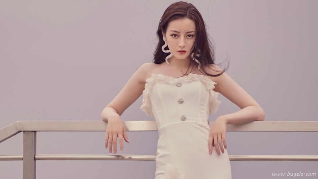 迪丽热巴性感白色长裙优雅写真图片