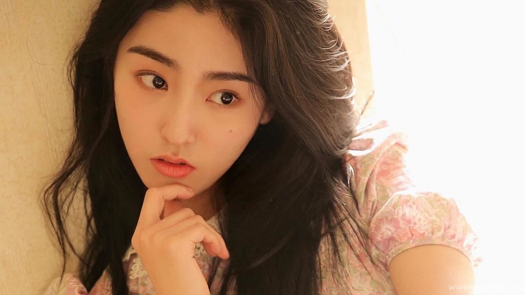 妩媚的迷人美女图片
