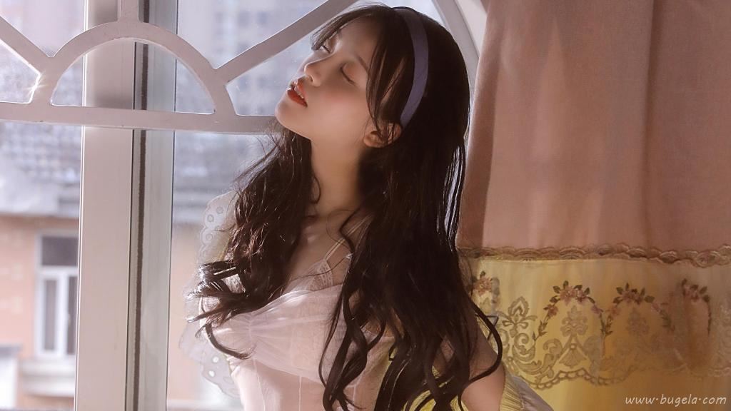 优雅十足的迷人美女私房图片