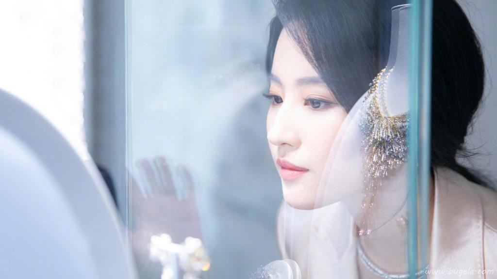 高颜值女神刘亦菲清新淡雅写真图片