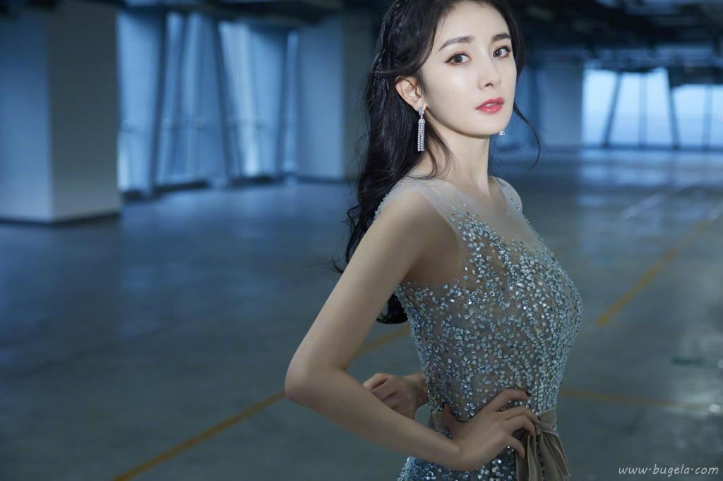 杨幂裸色闪钻长裙礼服写真图片
