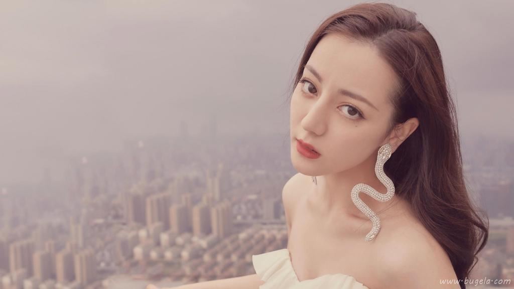 迪丽热巴性感白色长裙优雅写真图片