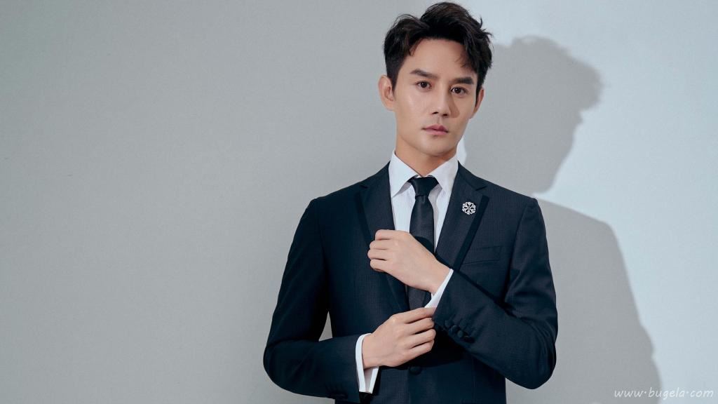 王凯黑色暗格西装夹克时尚写真图片