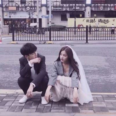 情头像情侣双人两张,喜欢的人也许会迟到,但从不会缺席图片