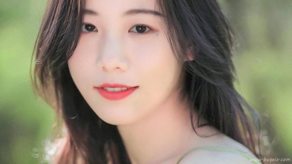 户外森系美女清新优雅图片