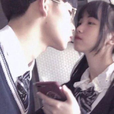接吻情头污一点的 情侣头像真人一人一半接吻图片
