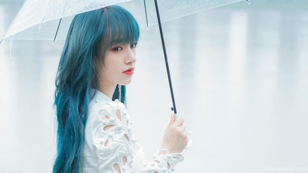 程潇蓝发白裙唯美清新写真图片