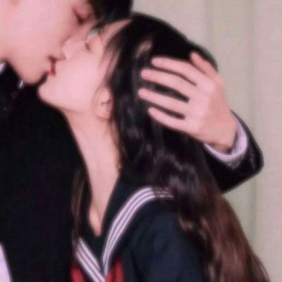 接吻情头污一点的 情侣头像真人一人一半接吻图片