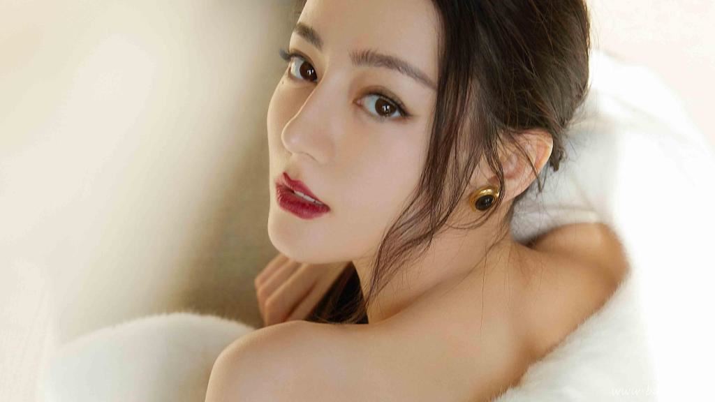 迪丽热巴香肩诱惑写真图片