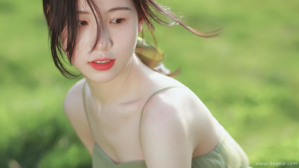户外森系美女清新优雅图片