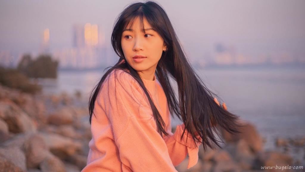 长发美女海边迷人图片