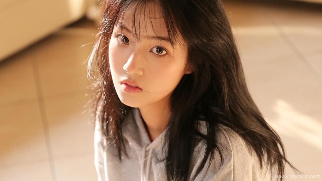 暖色系漂亮美女私房照图片