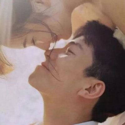 接吻情头污一点的 情侣头像真人一人一半接吻图片