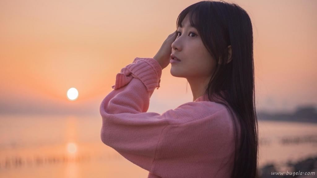 长发美女海边迷人图片
