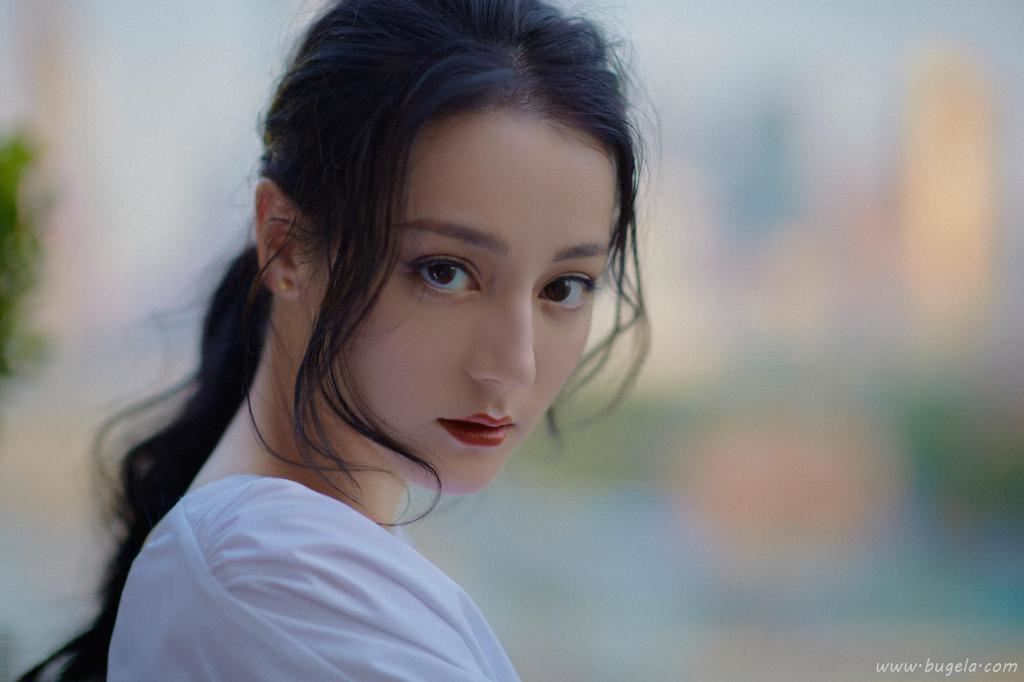 迪丽热巴白色套装优雅大方写真图片