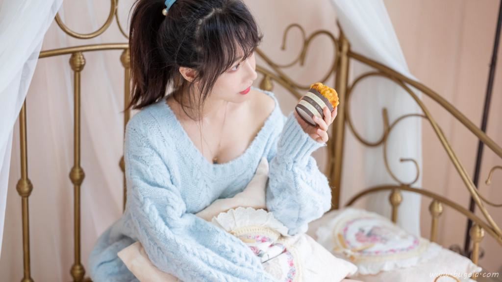 漂亮白嫩的小美女图片