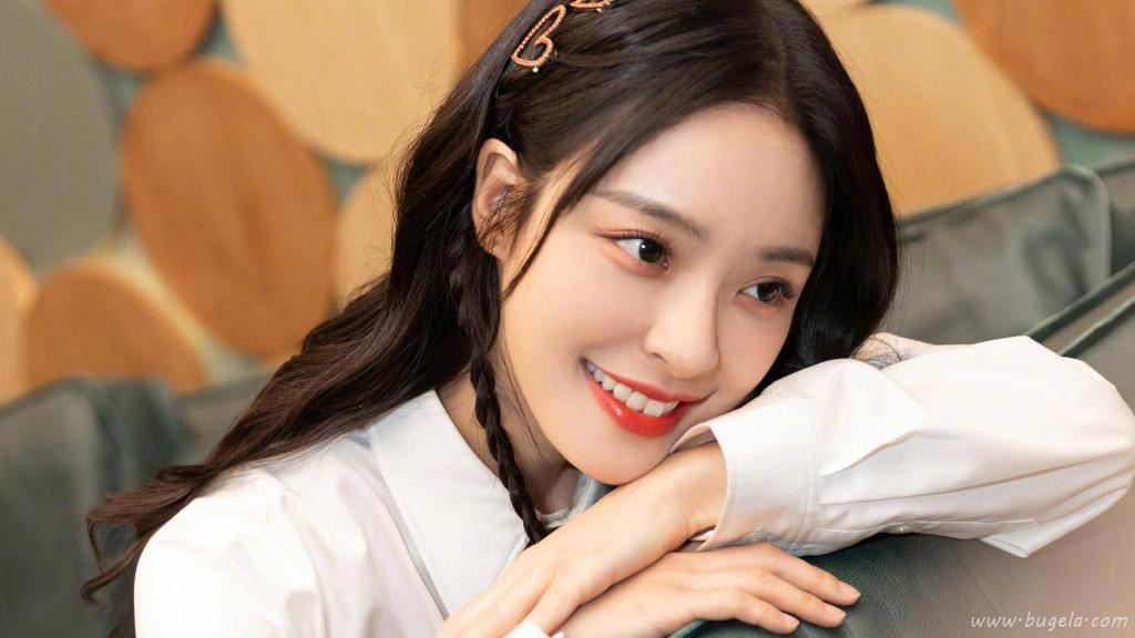 美女主持人李莎旻子甜美写真图片