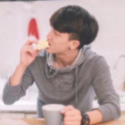 情侣一人一张分开,很难看出是情侣头像图片