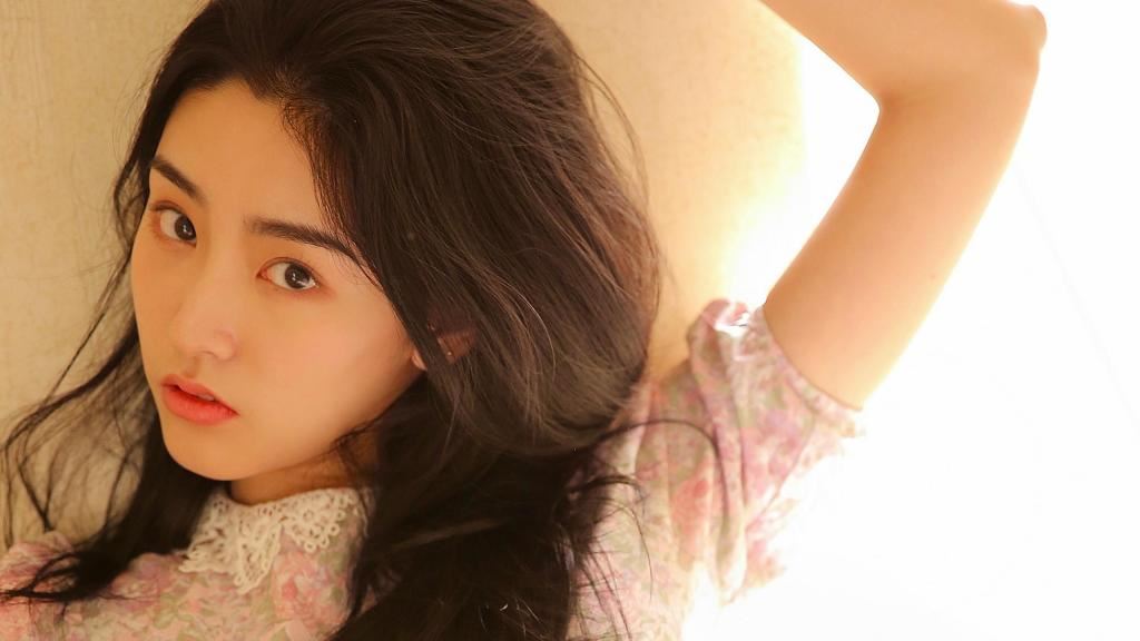 妩媚的迷人美女图片