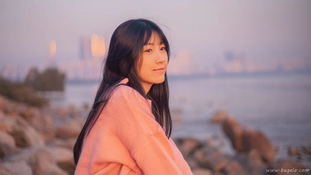 长发美女海边迷人图片