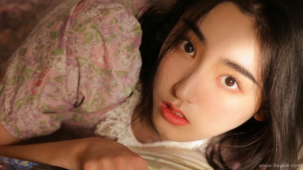 妩媚的迷人美女图片