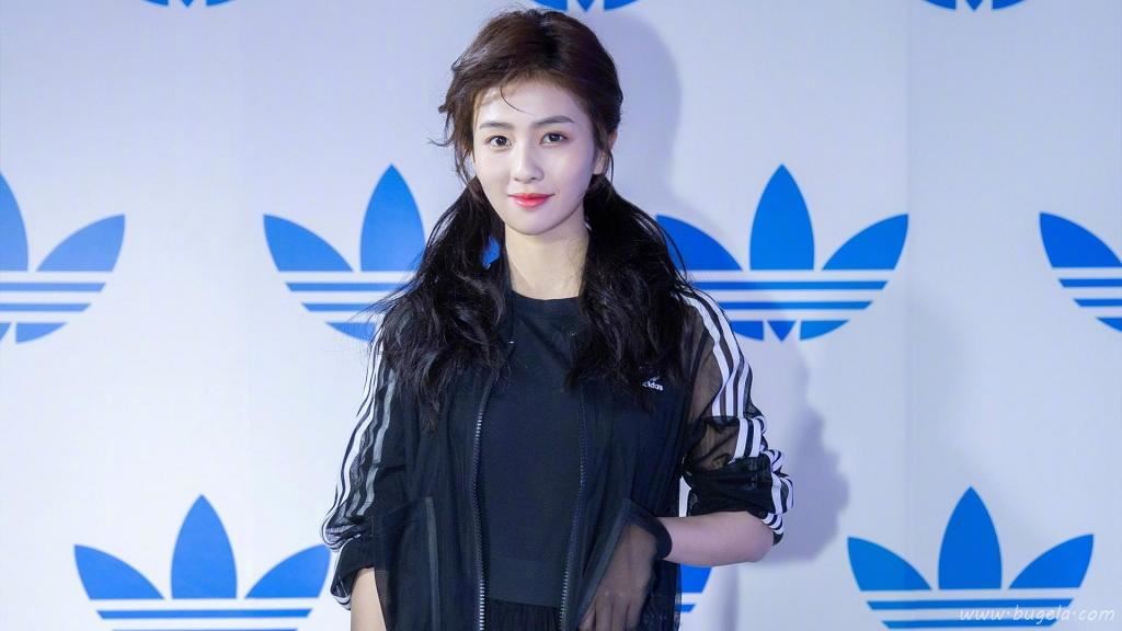 运动少女白鹿甜美私照写真图片