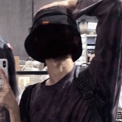 小男孩玩手机的情侣头像 独一无二情头图片