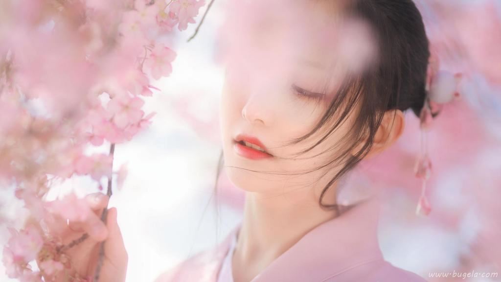 浪漫樱花季下的美女图片