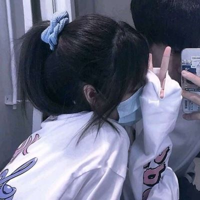 小男孩玩手机的情侣头像 独一无二情头图片