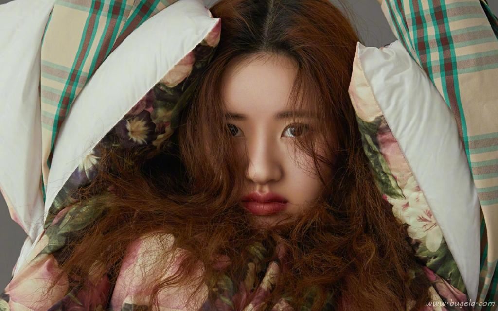 休闲风女神赵露思时尚白皙迷人写真图片