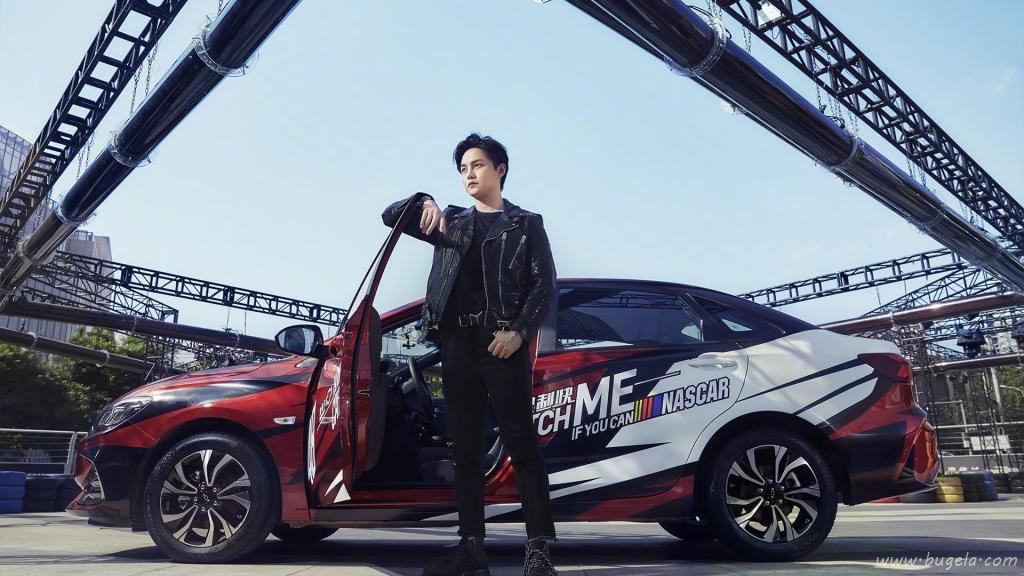 搞笑男神尹正变身帅气车手时尚写真图片