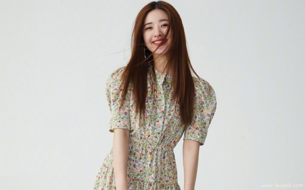 休闲风女神赵露思时尚白皙迷人写真图片