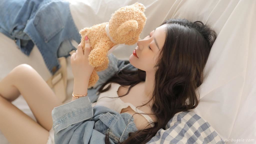 美女居家迷人图片