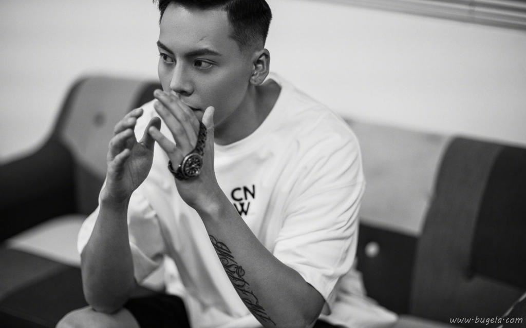 陈伟霆时尚休闲黑白帅气迷人写真图片