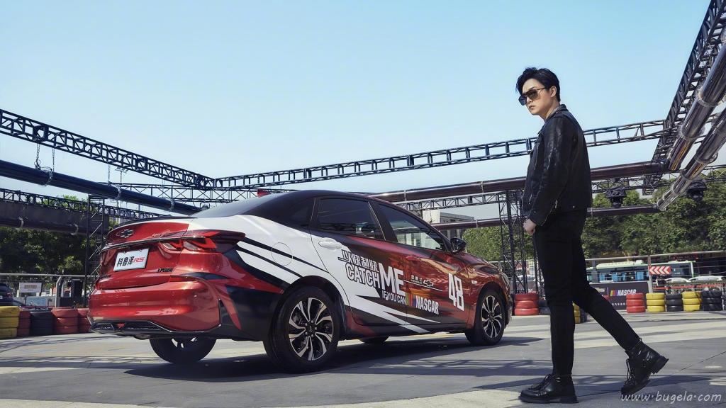 搞笑男神尹正变身帅气车手时尚写真图片