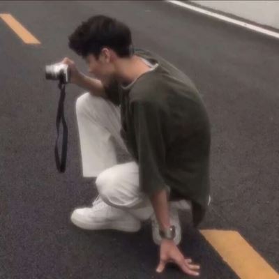 一左一右拿着手机情侣头像的 签收图片