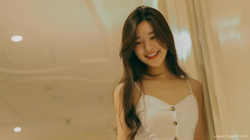 元气少女赵露思白色礼服可爱写真图片