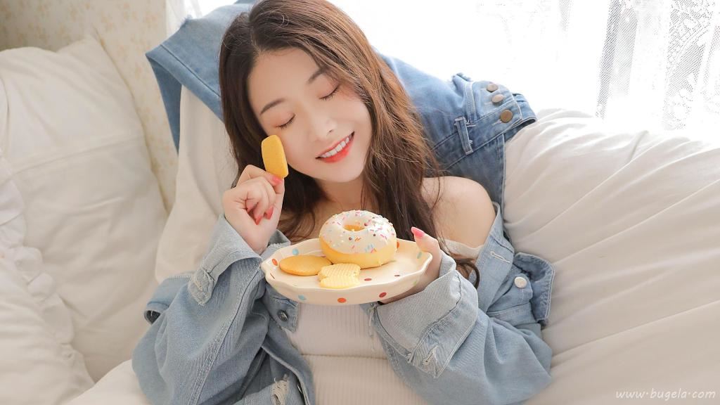 美女居家迷人图片